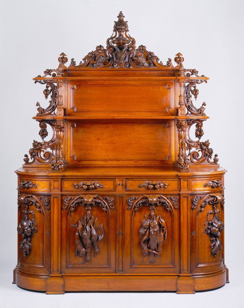 Credenza in noce con alzata intagliata, vista frontale