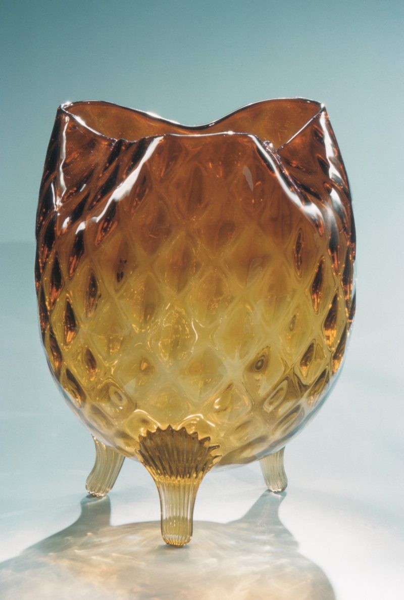 Vaso in vetro ambra a rombi su tre piedini